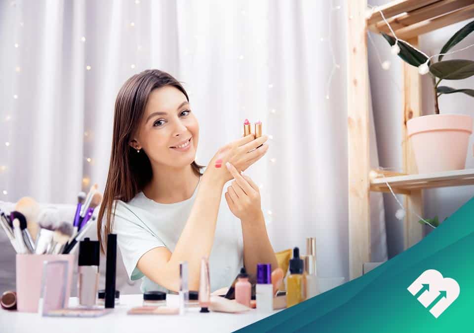 Glückliche Frau testet verschiedene Kosmetikprodukte